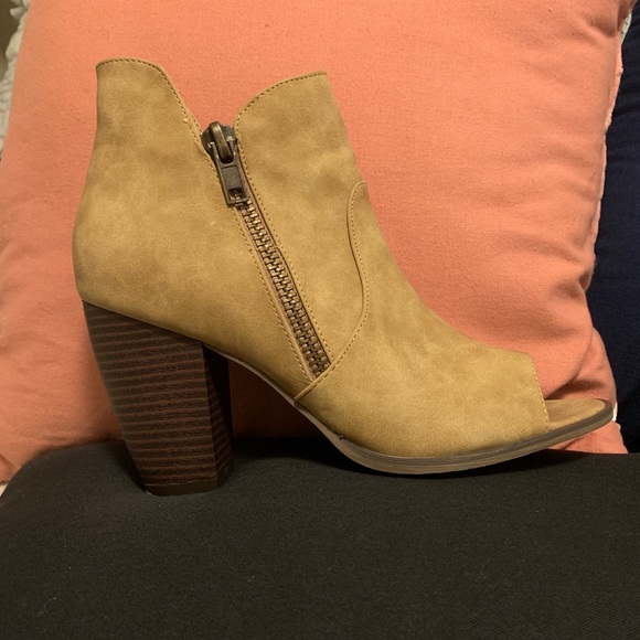 Michael Antonio Heels - Picture 2 of 6